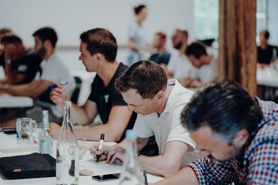 Gemeinsame Arbeit an neuen Ideen beim Team-Offsite