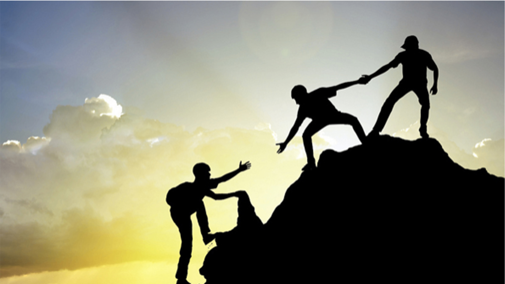 Team-Silhouetten helfen sich beim Aufstieg – Symbolbild Change Management