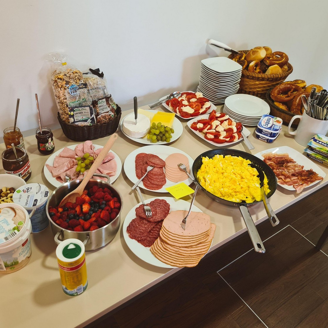 Reich gedeckter Frühstückstisch beim Smartlane Teamfrühstück