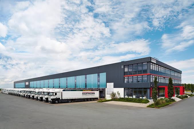 Hartmann International Logistikzentrum mit LKW-Flotte