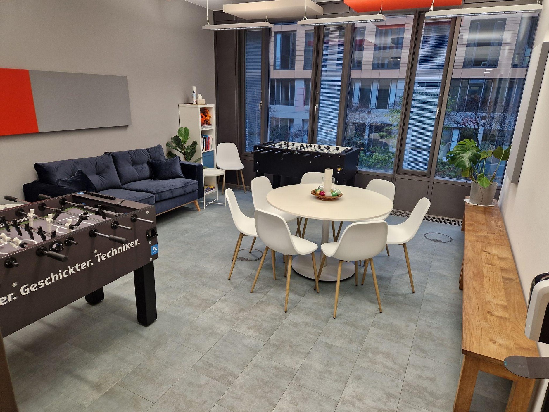 Der neue Smartlane-Sozialraum mit Kickertisch, Tisch und Sofa