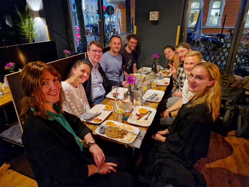 Das Smartlane Team beim Abendessen in der WUID Bar