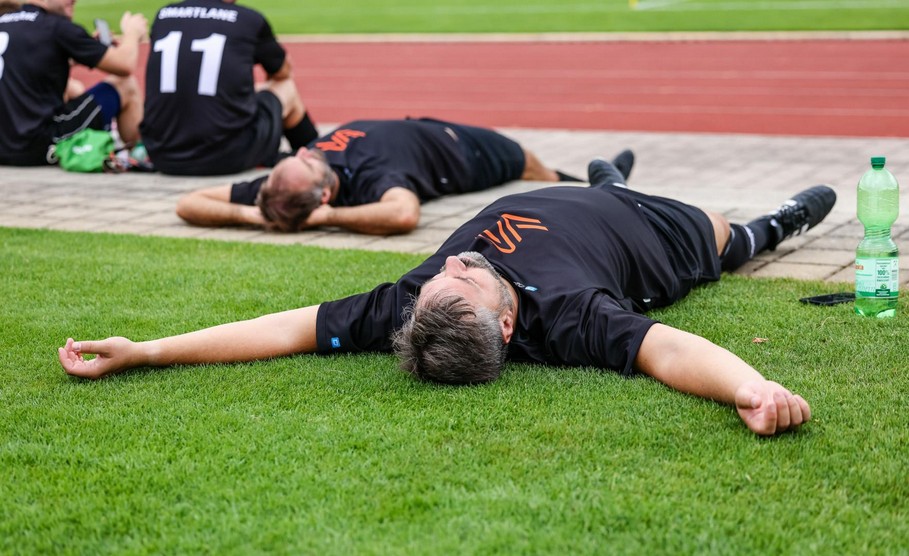 Ein Spieler liegt nach dem Match erschöpft im Gras
